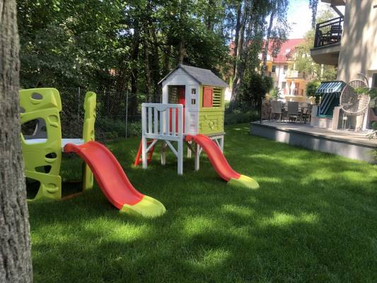Flamingo to dom gościnny w Pobierowie, a na terenie obiektu nad morzem znajduje się taki oto dziecięcy plac zabaw.