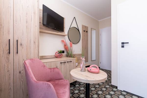 Po aktywnym wypoczynku w Pobierowie można zrelaksować się w przedstawionym na zdjęciu pokoju w domu gościnnym Flamingo