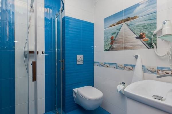 Pensjonat VIVA LA MER nad morzem posiada tak wyposażone łazienki