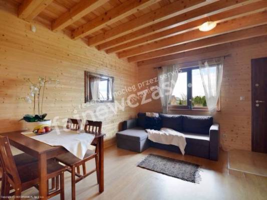 Zdjęcie przedstawia sofa w pokoju - Bursztynowe Domki | Sarbinowo (wypoczywaj nad morzem) 