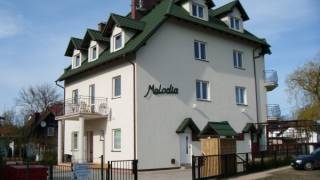 Zachęcająca prezencja pensjonatu Pensjonat MELODIA w Pobierowie na zdjęciu obiektu pod adresem ul. Mickiewicza 7.