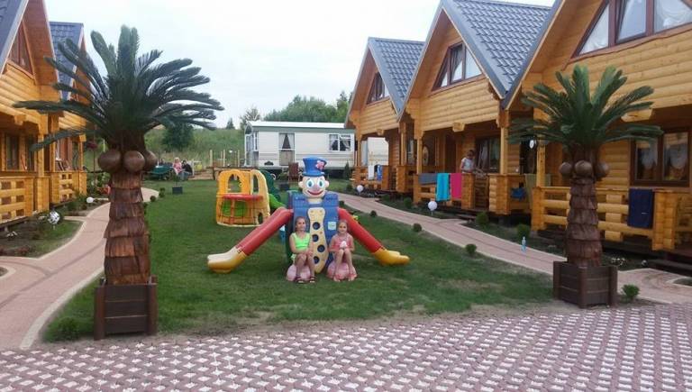 Plac zabaw w domku letniskowym Domki PARADISE - dostępny pod ręką i właściwie bez ograniczeń (Rewal).