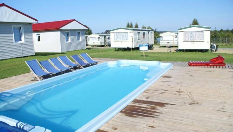 Dokładnie takie atrakcje zapewnia basen w domku letniskowym Cuma Camp - obiekt turystyczny nad morzem z Sarbinowa.