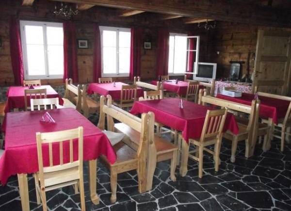 Pokój CHATA SUDECKA  u Prezesa z Szklarskiej Poręby oddaje swoim gościom do dyspozycji całkiem przestronną jadalnię.