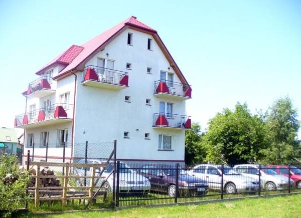 Zachęcająca prezencja domu gościnnego Wiki w Ustroniu Morskim na zdjęciu obiektu pod adresem ul. Krótka 12.