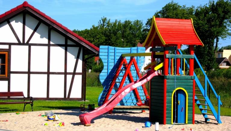 W domku letniskowym 4 DOMKI dzieci mogą wyszaleć się na placu zabaw, znajdującym się na terenie obiektu w Sarbinowie.